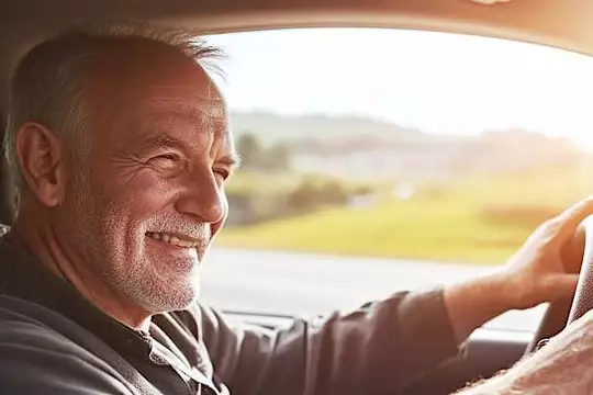 בני 60 ומעלה? מגיע לכם החזר ענק על ביטוח הרכב!