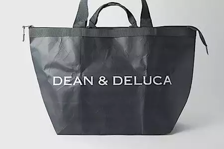 DEAN＆DELUCA、ポリプロピレンコーティングのトラベルバッグ。スーツケースにセットアップ可能