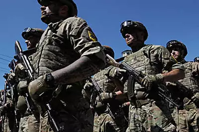 Por qué es tan controvertido el batallón que repele a los rusos en Mariúpol