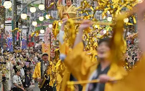 圖說：日本黃金週假期主題樂園沉浸在昭和復古氛圍中