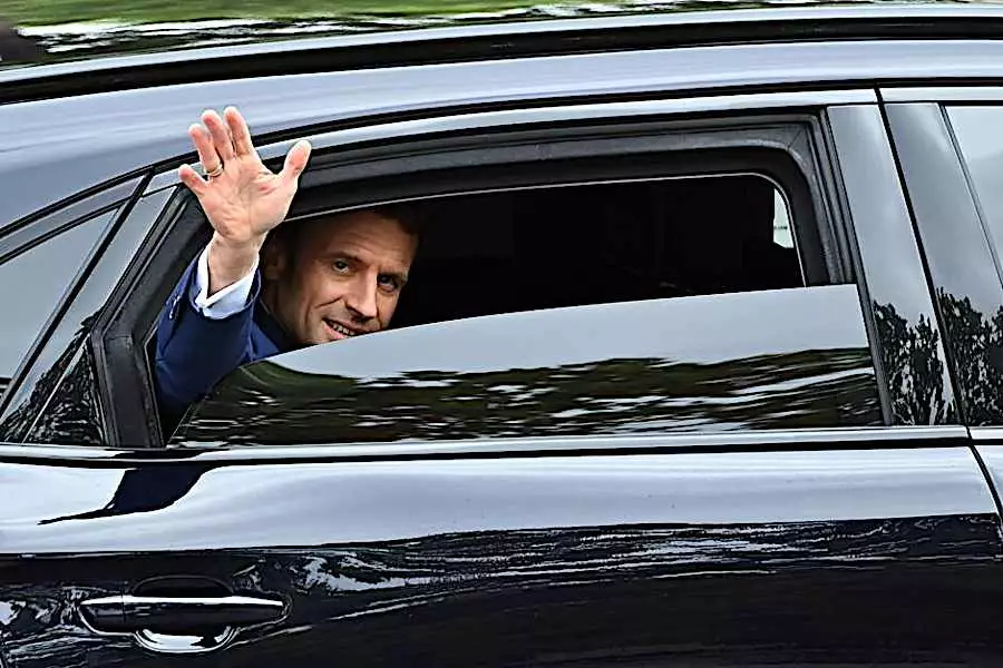 Électrique et blindée : Emmanuel Macron a une nouvelle voiture officielle