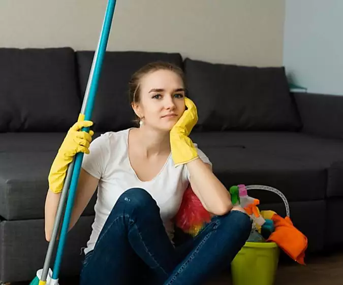Πόσο πρέπει να πληρώνετε μια καθαρίστρια για τον καθαρισμό του σπιτιού; Εδώ είναι οι τιμές