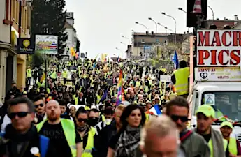 Τα «κίτρινα γιλέκα» εκτείνονται ξανά καθώς η κυβέρνηση προσπαθεί να ανασυγκροτηθεί