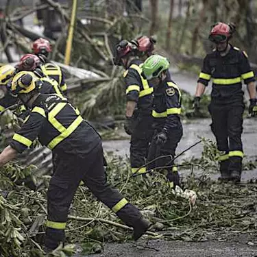 Το κυνήγι για επιζώντες συνεχίζεται στη Μαγιότ που έχει πληγεί από τον κυκλώνα καθώς ο Μακρόν ετοιμάζεται να επισκεφθεί