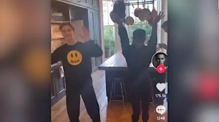 Victoria Beckham dice que su hijo la usó en redes sociales