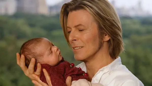 [Galleria] Il figlio di David Bowie è cresciuto fino a somigliare a suo padre