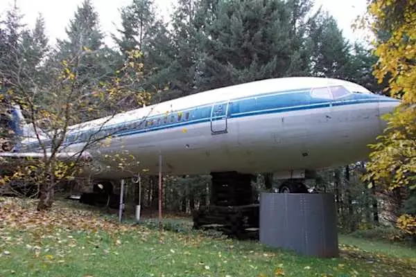 Homem compra um Boeing 727 por US$ 100 mil e o transforma em sua casa - Olhe por dentro