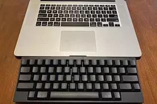 ノートパソコンのキーボードに別のキーボードを乗せるとこんなに便利