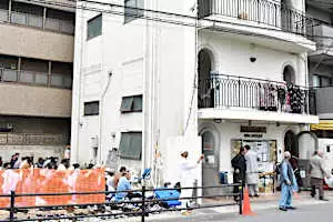 公園で集団礼拝、拒否　30年近く行政容認　突然の方針転換