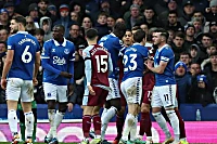 VIDEO/ Aston Villa “ngec” në transfertë, Everton i largon me kreun