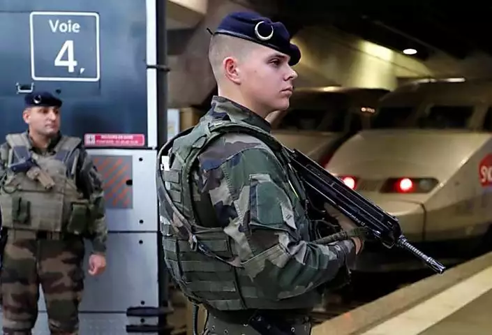 Ο στρατός μπαίνει για να βοηθήσει την Ανατολική Γαλλία να αντιμετωπίσει σοβαρά την αντιμετώπιση του κορωναϊού