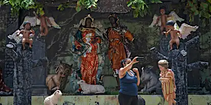 Ο Μαύρος Ιησούς γεννήθηκε στην καμένη Αμαζόνια στη φάτνη της εκκλησίας της Βραζιλίας