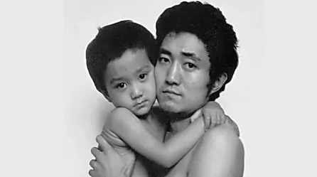 [Galería] Un padre y su hijo se tomaron la misma foto durante 3 décadas, la última te conmovera