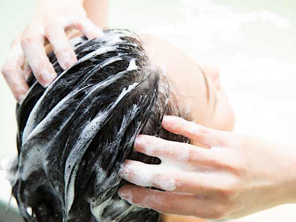50代女性に選ばれている、洗うだけで徐々に白髪が染まると話題のシャンプー