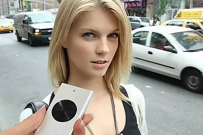 Este invento japonés con IA te deja hablar 68 idiomas al instante. ¿La idea? Genial.