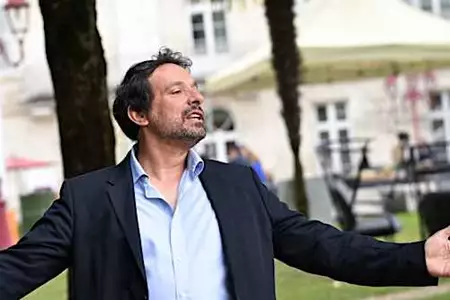 Cet ultime rendez-vous de Bruno Salomone avec la bande de Nous Ç Nous et Jean Dujardin