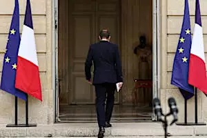 EN DIRECT - Démission de Sébastien Lecornu : le CAC 40 plonge, l'euro tombe et... la France en pleine impasse politique