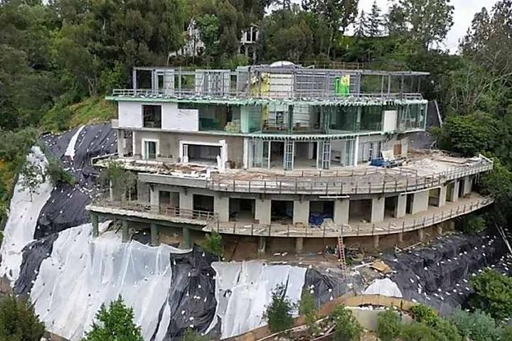 [Pics] Former Celebrity Mega-Mansions That Are Now Worthless