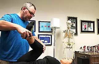 Chiropractors Μπερδεμένη: Απλή Stretch Ανακουφίζει Χρόνια Πόνου στην πλάτη (ρολόι)