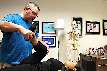 Chiropractors Μπερδεμένη: Απλή Stretch Ανακουφίζει Χρόνια Πόνου στην πλάτη (ρολόι)