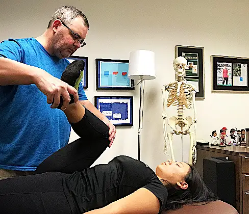 Chiropractors Μπερδεμένη: Απλή Stretch Ανακουφίζει Χρόνια Πόνου στην πλάτη (ρολόι)