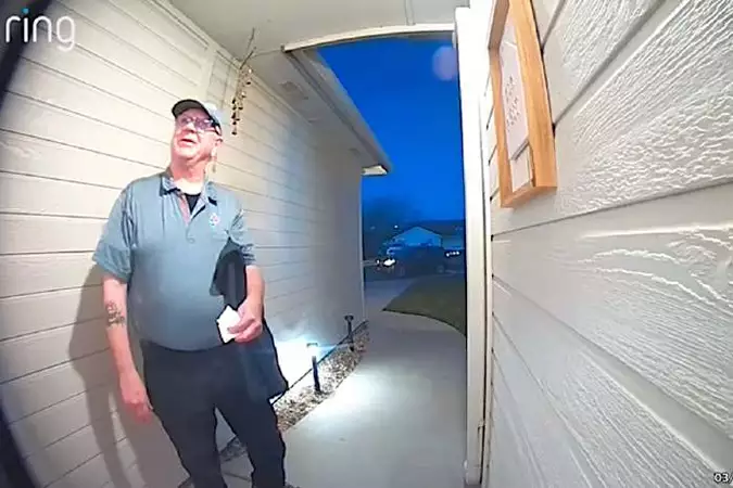 Η κίνηση ενός 68χρονου διανομέα πίτσας που συγκίνησε το διαδίκτυο και του άλλαξε τη ζωή - Βίντεο Η κίνηση ενός 68χρονου διανομέα πίτσας που συγκίνησε το διαδίκτυο και του άλλαξε τη ζωή - Βίντεο