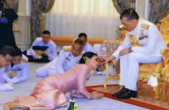 Από τον σωματοφύλακα μέχρι την Βασίλισσα, η Suthida της Ταϊλάνδης κάνει δημόσιο ντεμπούτο