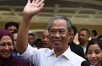 New Malaysia PM sworn in amid crisis, Mahathir fights on