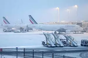 Heavy snow forces flight cancellations, halts bus services in Paris region
