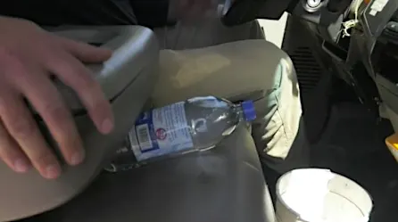 Cuerpo de bomberos advierte: nunca dejes una botella de agua dentro de tu automóvil