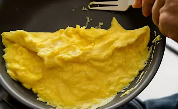 Marre de frotter les poêles brûlées ? La solution de ce chef règle le problème instantanément