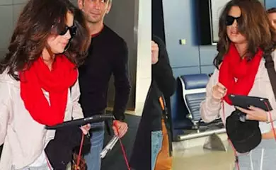 [Fotos] Las azafatas recomiendan usar algo rojo en el aeropuerto por esta razón