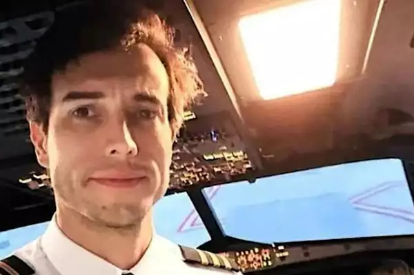 Pilota dell'aereo si toglie la vita lanciandosi nel vuoto: allieva 22enne rimane sola al comando Pilota dell'aereo si toglie la vita lanciandosi nel vuoto: allieva 22enne rimane sola al comando
