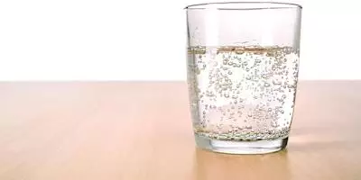 Ecco perché l’acqua frizzante aiuta a perdere peso e riduce la glicemia