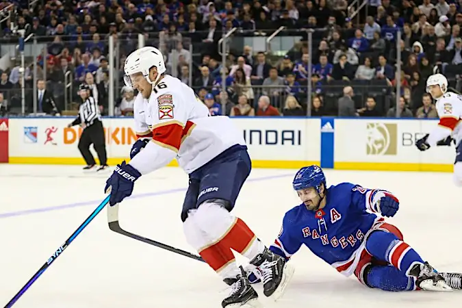 WATCH: Aleksander Barkov shows off elite hand-eye coordination with unreal assist on Sam Reinhart goal