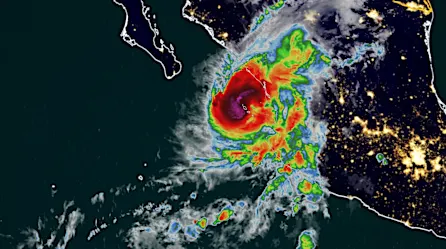 Orlene toca tierra y se degrada a tormenta tropical al tiempo que deja fuertes lluvias en el occidente de México