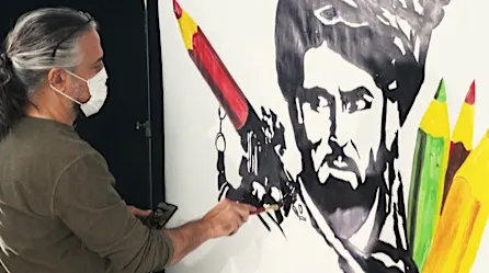 Talibanes reemplazan murales de un artista afgano