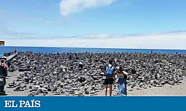 Αποκτήστε τα βράχια σας: η Τενερίφη καλεί χρόνο σε πέτρινους πύργους που παραμένουν στις παραλίες
