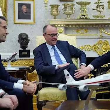 Μια αιφνιδιαστική κίνηση στο Οβάλ Γραφείο – Η έγκριση του Μερζ για το Ιράν, αλλά η συνεχιζόμενη διαμάχη για τους δασμούς και την Ουκρανία