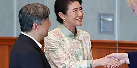《「日本の皇后が、なぜ中国風？」との指摘も…》雅子さま「物議を醸した淡いミントグリーンのトップス」を欧州訪問で選んだ理由　天皇との「さりげないリンクコーデ」にも注目