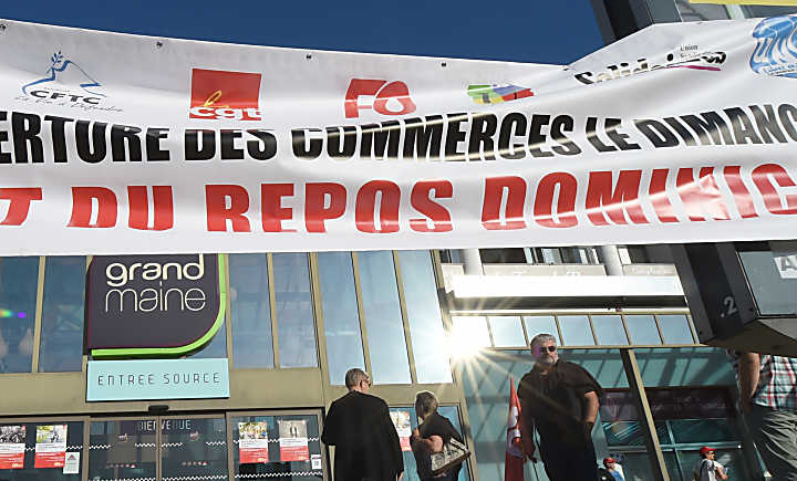 À Angers et près de Rennes, des rassemblements stigmatisent deux hypermarchés ouverts le dimanche