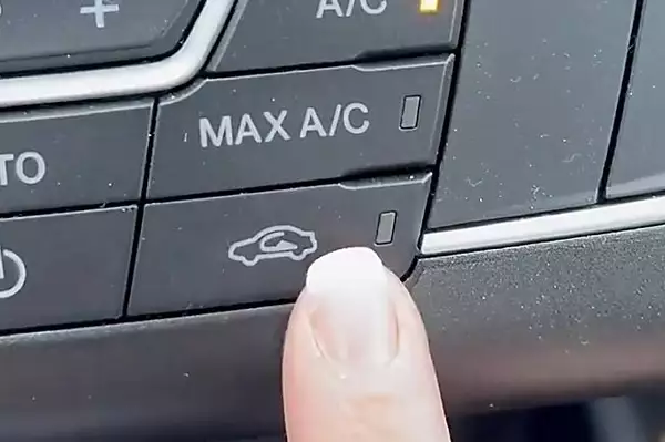 [写真] どの車にもあるこのボタン、94%の人が間違った使い方をしていた