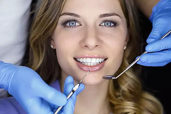 El costo de los implantes dentales puede sorprenderlo