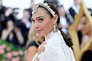 [Gallery] Gal Gadot's Wedding Gown Is Still Turning Heads