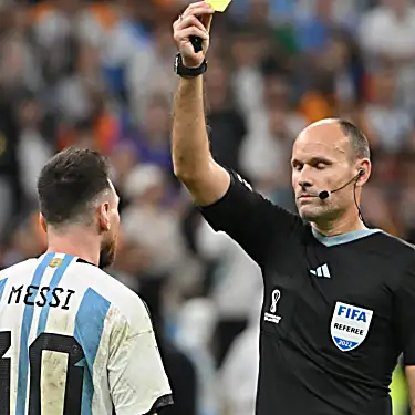 Ο Μέσι χτυπά τον διαιτητή μετά τη νίκη της Αργεντινής στα πέναλτι