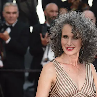 Στις φωτογραφίες: Andie MacDowell, Helen Mirren, Pierre Niney πέρασαν στο κόκκινο χαλί των Καννών