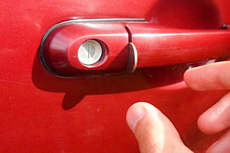[Fotos] Nunca recojas una moneda colocada así en tu auto