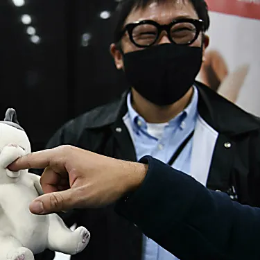 Γάτες που τσιμπολογούν και μάσκες Covid: Πρώτη ματιά στην έκθεση τεχνολογίας CES