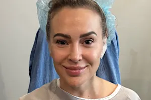 Alyssa Milano se quita los implantes de pecho para dejar ir "el cuerpo que fue sexualizado"