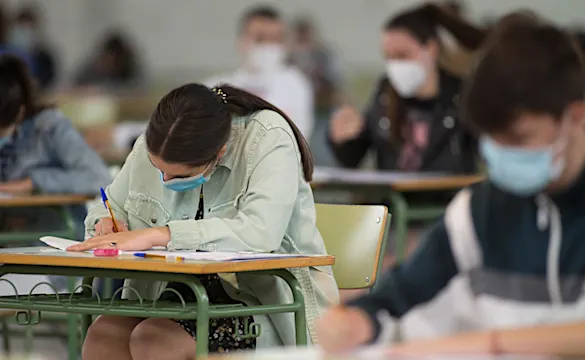 Una estudiante de Santiago, segundo caso sospechoso de Covid-19 en la selectividad gallega